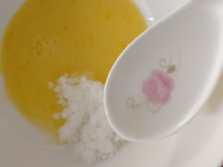 2、五仁月饼,3汤匙清水。