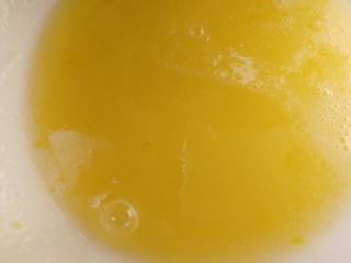 3、五仁月饼,搅拌均匀至糖融化。