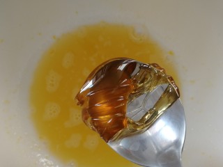 4、五仁月饼,加入10g麦芽糖，搅拌融化。