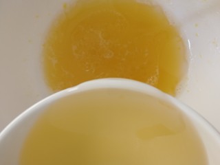 5、五仁月饼,90g玉米油，分次加入，边加边搅拌。