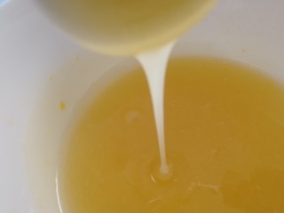 6、五仁月饼,充分搅拌均匀，成浓稠酸奶状。