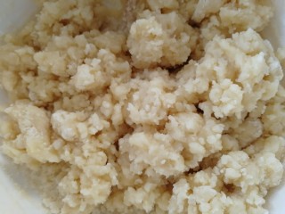 8、五仁月饼,搅拌成无干粉状。