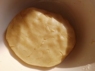 9、五仁月饼,揉成偏软的面团。