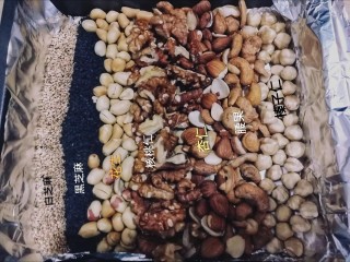 10、五仁月饼,准备自己喜欢吃的坚果，烤箱150烤10分钟，把坚果烤熟。