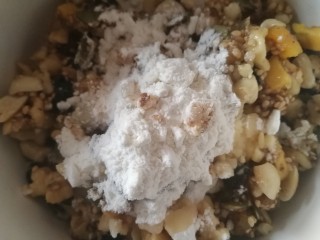 12、五仁月饼,核桃和花生掰碎，加一汤匙半的白糖，20g麦芽糖，半汤匙高度白酒，三汤匙香油，两勺糕粉，翻拌均匀。