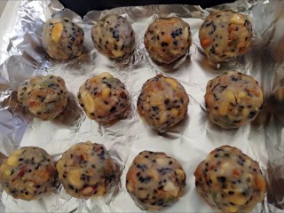13、五仁月饼,团成20g的圆球。