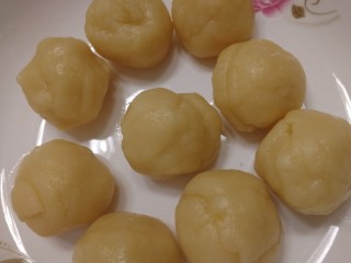 14、五仁月饼,把面团分成30g的面剂，团圆。