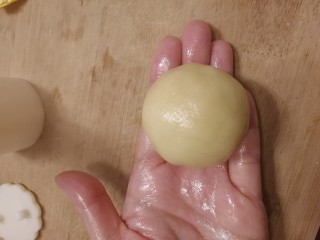 15、五仁月饼,面剂按扁，放入馅料，皮薄馅多，虎口慢慢收紧封口。