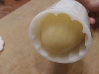 16、五仁月饼,稍微搓成椭圆形，放入涂了糕粉的模具里。