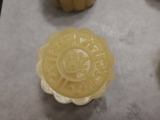 17、五仁月饼,压出月饼模型。（烤箱190度预热10分钟）