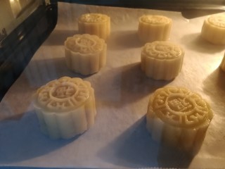 18、五仁月饼,放入烤盘，中层190度烤10分钟。