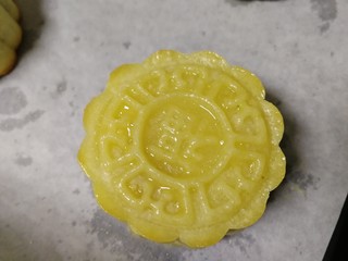 19、五仁月饼,拿出刷薄蛋液。