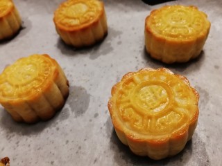 20、五仁月饼,送入烤箱190度烤10分钟即可。刚烤好的月饼香酥微甜，两天回油后绵软些。