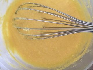 5、Q弹奶黄冰皮月饼,然后加入10g炼奶、25g淀粉、10g吉士粉、25g奶粉，用手动打蛋器搅拌均匀，成细滑状态