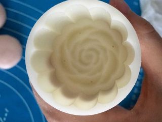 12、Q弹奶黄冰皮月饼,月饼模具内我用白油稍微涂了一下防止粘，又稍撒了一些糕粉