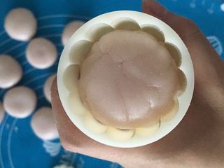 13、Q弹奶黄冰皮月饼,冰皮月饼团上涂了一层糕粉，放入模具里