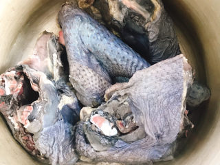 1、白果腐竹炖乌鸡,乌骨鸡切成大块冲洗干净