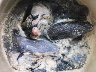 3、白果腐竹炖乌鸡,加入料酒煮几分钟