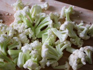 6、健康低热量披萨,把菜花切成小花