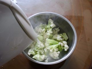 7、健康低热量披萨,用烧开的水泡十分钟左右