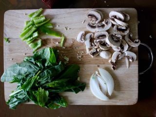 9、健康低热量披萨,把想要赢得才准备好，我用了菠菜，蘑菇，洋葱和绿辣椒