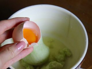 14、健康低热量披萨,把一个几蛋白加入到菜花里，也加入一勺蒜粉