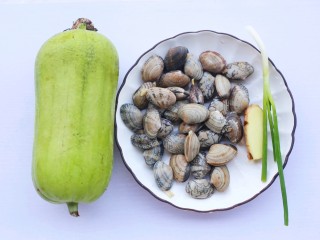 1、丝瓜花甲汤,准备好所有食材。