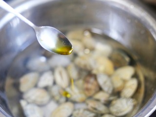 4、丝瓜花甲汤,滴几滴油。