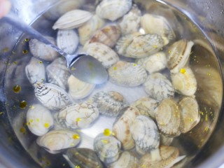 5、丝瓜花甲汤,搅拌。静置1小时。