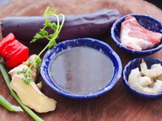 1、虾仁茄丁打卤面,把做面条打卤面的食材备齐。