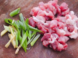2、虾仁茄丁打卤面,葱姜用刀切成丝，猪肉切成小丁。