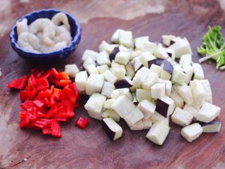 3、虾仁茄丁打卤面,红椒切丁，茄子切丁，把香菜切段，虾仁去虾线洗净备用。