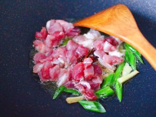 4、虾仁茄丁打卤面,锅烧热后，倒入花生油烧至六成热时，放入八角小火慢慢炸出香味，大火爆香葱姜后，把猪肉放入锅中大火进行翻炒。