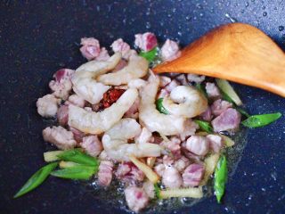 5、虾仁茄丁打卤面,看见猪肉丁变色，放入洗净的虾仁，大火继续翻炒片刻。