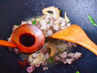 6、虾仁茄丁打卤面,加入生抽调味调色。