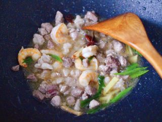 7、虾仁茄丁打卤面,大火继续翻炒至虾仁变色。