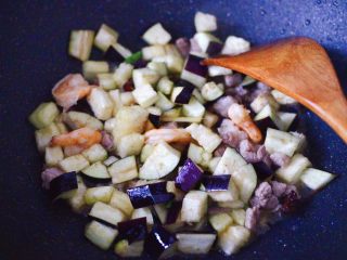 8、虾仁茄丁打卤面,放入茄子丁，大火再继续翻炒至茄丁变软。