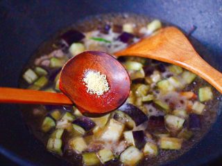 11、虾仁茄丁打卤面,再放入鸡精增加口感。