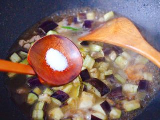 10、虾仁茄丁打卤面,根据个人口味，加入适量的盐调味。