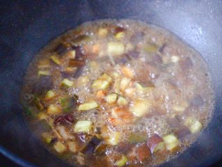 12、虾仁茄丁打卤面,大火继续炖煮至汤汁浓稠时。