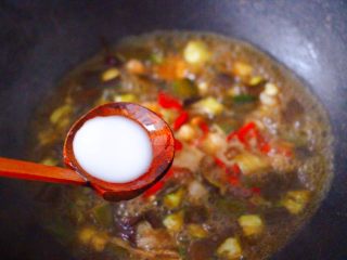 14、虾仁茄丁打卤面,再加入提前化开的淀粉勾芡。