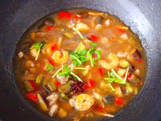 15、虾仁茄丁打卤面,大火烧开后，撒上香菜段即可关火。