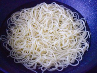 16、虾仁茄丁打卤面,另起锅倒入适量清水煮沸后，放入新鲜碱面煮熟过冷水后，沥干水分。