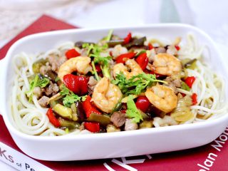 17、虾仁茄丁打卤面,把煮熟的碱面，放入碗底，上面浇上卤菜即可享用了。