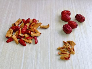 1、芝麻核桃糖,首先处理大枣，洗干净后，沥干水分，再去核，一颗枣剪了四块。