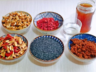 2、芝麻核桃糖,准备好所有食材。
