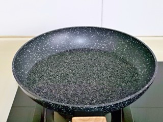 3、芝麻核桃糖,我买的是生的黑芝麻，洗干净后再炒熟，小火慢炒，炒到翻炒时有哗啦哗啦的声音盛出即可。