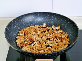 4、芝麻核桃糖,提前去皮的核桃一定要防炒一下，这样才会更香，更脆，小火翻炒与芝麻同样声音即可盛出。