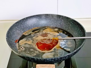 5、芝麻核桃糖,锅中加入纯净水，红糖，麦芽糖，不要去搅拌它，中小火烧开。