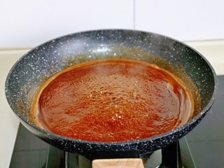 6、芝麻核桃糖,煮开后的状态，全部是小泡泡。